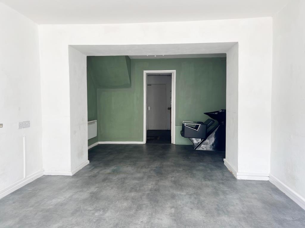 Lot: 3 - DOUBLE FRONTED RETAIL SHOP IN PRIME LOCATION -